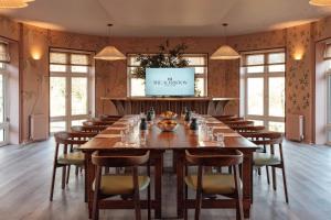 ein großes Esszimmer mit einem langen Tisch und Stühlen in der Unterkunft The Alfriston in Alfriston