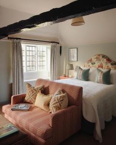 ein Schlafzimmer mit einem Bett, einer Couch und einem Fenster in der Unterkunft The Alfriston in Alfriston + 78 Fotos