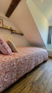 Appartement atypique au cœur de Sallanches في سالونش: غرفة نوم بها سرير في العلية +17 صورة