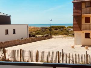 a large parking lot with the ocean in the background at Camiers, Dune 105 in Camiers