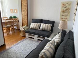 ein Wohnzimmer mit einer Couch und einem Sessel in der Unterkunft Apartamento Sant Feliu de Guixols in Sant Feliu de Guixols