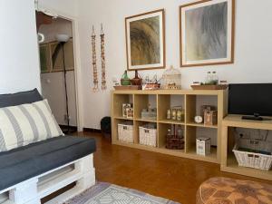 ein Wohnzimmer mit Sofa und Fernseher in der Unterkunft Apartamento Sant Feliu de Guixols in Sant Feliu de Guixols