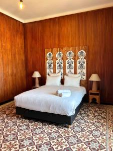 a bedroom with a bed with a cat laying on it at Appartements Balima Résidences Sidem in Rabat