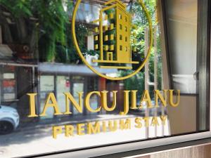 une fenêtre avec un panneau jaune sur un bâtiment dans l'établissement Iancu Jianu Premium Stay Apartment, à Bucarest