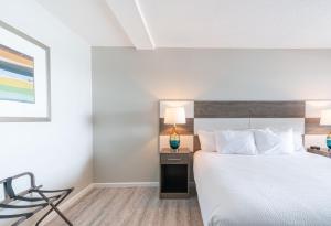 Anchorage Inn & Marina客房内的一张或多张床位