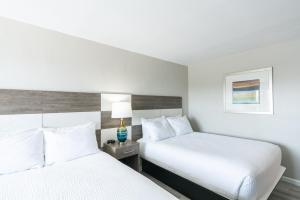 Anchorage Inn & Marina客房内的一张或多张床位