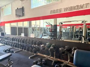 un gimnasio con filas de pesas en un gimnasio en ForumGuestHouse Center Parking, en Parma
