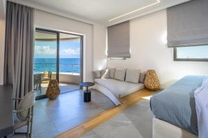 Postel nebo postele na pokoji v ubytování Alissachni SeaSide Hotel + 37 fotografií