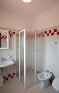Bilik mandi di Hotel Midi