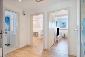 CarrenzienにあるFerienwohnung Stella Marisの廊下(2つのドア付)、リビングルーム