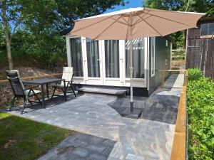 Patio nebo venkovní prostory v ubytování Tiny Chalet Luttikduin Nr 25
