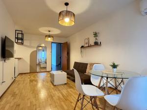 un salon avec une table et un canapé dans l'établissement departamento en pleno nueva Córdoba, a metros de consulado de españa, palacio ferreyra, plaza españa, à Córdoba