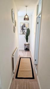 レスターにあるLuxury Family Apartment - Close to University of Leicesterの敷物を敷いた廊下 +9枚の写真