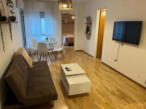 un salon avec un canapé et une table dans l'établissement departamento en pleno nueva Córdoba, a metros de consulado de españa, palacio ferreyra, plaza españa, à Córdoba