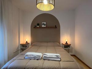 une chambre avec un lit avec deux serviettes dessus dans l'établissement departamento en pleno nueva Córdoba, a metros de consulado de españa, palacio ferreyra, plaza españa, à Córdoba
