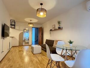 un salon avec un canapé et une table dans l'établissement departamento en pleno nueva Córdoba, a metros de consulado de españa, palacio ferreyra, plaza españa, à Córdoba 27 autres photos