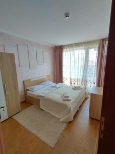Postel nebo postele na pokoji v ubytování Bay View Villas apartment NONA 1C - Kosharitsa + 20 fotografií