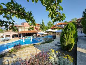Bazén v ubytování Bay View Villas apartment NONA 1C - Kosharitsa nebo v jeho okolí