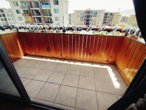 a balcony with a wooden fence and some buildings at Departamento acogedor Arica in Arica