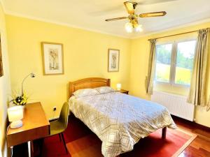 Ένα ή περισσότερα κρεβάτια σε δωμάτιο στο GuestReady - Yellow house in the mountain