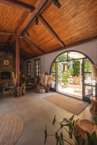an open living room with a wooden ceiling at GAIA ALAÇATI in Alaçatı
