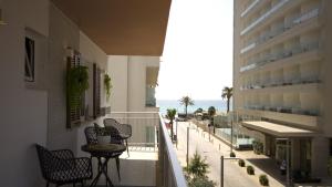 Un balcón con sillas y una mesa y el océano. en Apartamento lliteras ref 9003, en Cala Millor