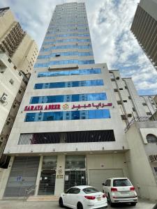 メッカにあるSaraya Abeer Hotel Makkahの建物の前に車が駐車されている