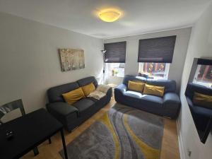 un salon avec un canapé et une table dans l'établissement Merchantcityflat, à Glasgow