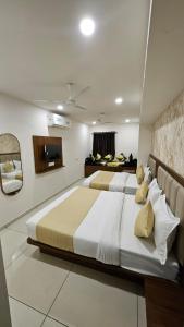 Katil atau katil-katil dalam bilik di hotel leo