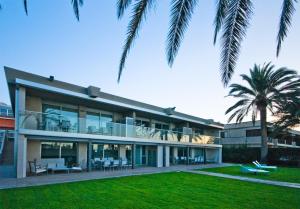 een uitzicht op een gebouw met palmbomen bij Las Barcas in San Agustin