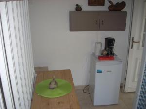 Kuchyňa alebo kuchynka v ubytovaní CHAMBRE INDEPENDANTE climatisée, cuisine d'été, piscine