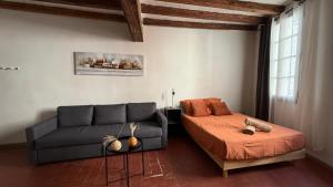 A seating area at Studio dans le centre ancien