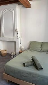 A bed or beds in a room at Studio dans le centre ancien