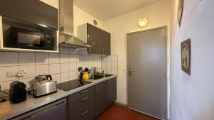 Kuchyň nebo kuchyňský kout v ubytování Studio dans le centre ancien + 25 fotografií