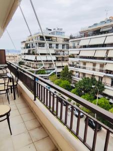 アテネにあるCenter Athens all new and fully equipped 2 bedrooms 82 sqm big sea view apt close to Acropoli with Liftの建物が見えるバルコニー