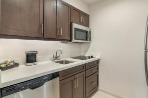 Kuchyň nebo kuchyňský kout v ubytování Homewood Suites By Hilton Schenectady