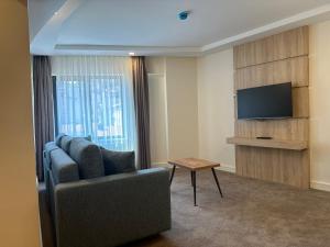 TV a/nebo společenská místnost v ubytování Roys Hotel & Suites
