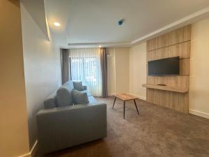 TV a/nebo společenská místnost v ubytování Roys Hotel & Suites