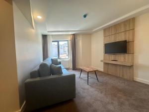 TV a/nebo společenská místnost v ubytování Roys Hotel & Suites