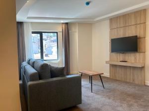 TV a/nebo společenská místnost v ubytování Roys Hotel & Suites + 231 fotografií