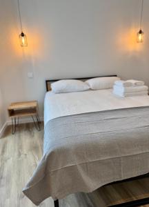 En eller flere senge i et værelse på Glamour Apartments + 26 billeder