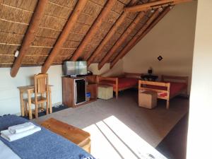 Телевизор и/или развлекательный центр в 19th Hole Golf Villa Bed and Breakfast