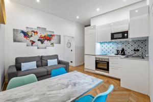 une cuisine et un salon avec une table et un canapé dans l'établissement Nice Renting - VERDUN - Designer Cocoon Massena Calm Air Conditioning, à Nice