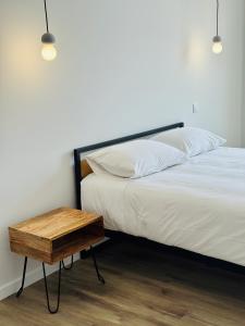 En eller flere senge i et værelse på Glamour Apartments