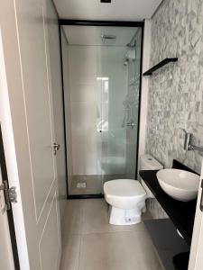 Ένα μπάνιο στο Apartamento Novo em Gramado perto da Rua Coberta