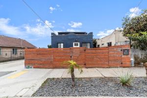 una valla de madera delante de una casa en Charming Gem in LH, High Speed WiFi Minutes from Beach, Downtown & Petco Park!, en San Diego