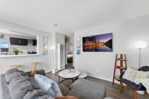 una sala de estar con un sofá y una mesa en Charming Gem in LH, High Speed WiFi Minutes from Beach, Downtown & Petco Park!, en San Diego