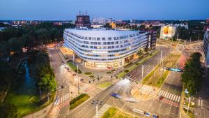 widok z lotu ptaka na duży budynek w mieście w obiekcie DoubleTree by Hilton Wroclaw we Wrocławiu