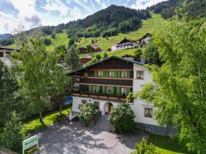 ザンクト・アントン・アム・アールベルクにあるHaus Gambergの山々に囲まれた谷間にあるホテルの航空写真
