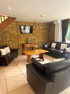 Телевизор и/или развлекательный центр в Rats Retreat at Tove Valley Cottages